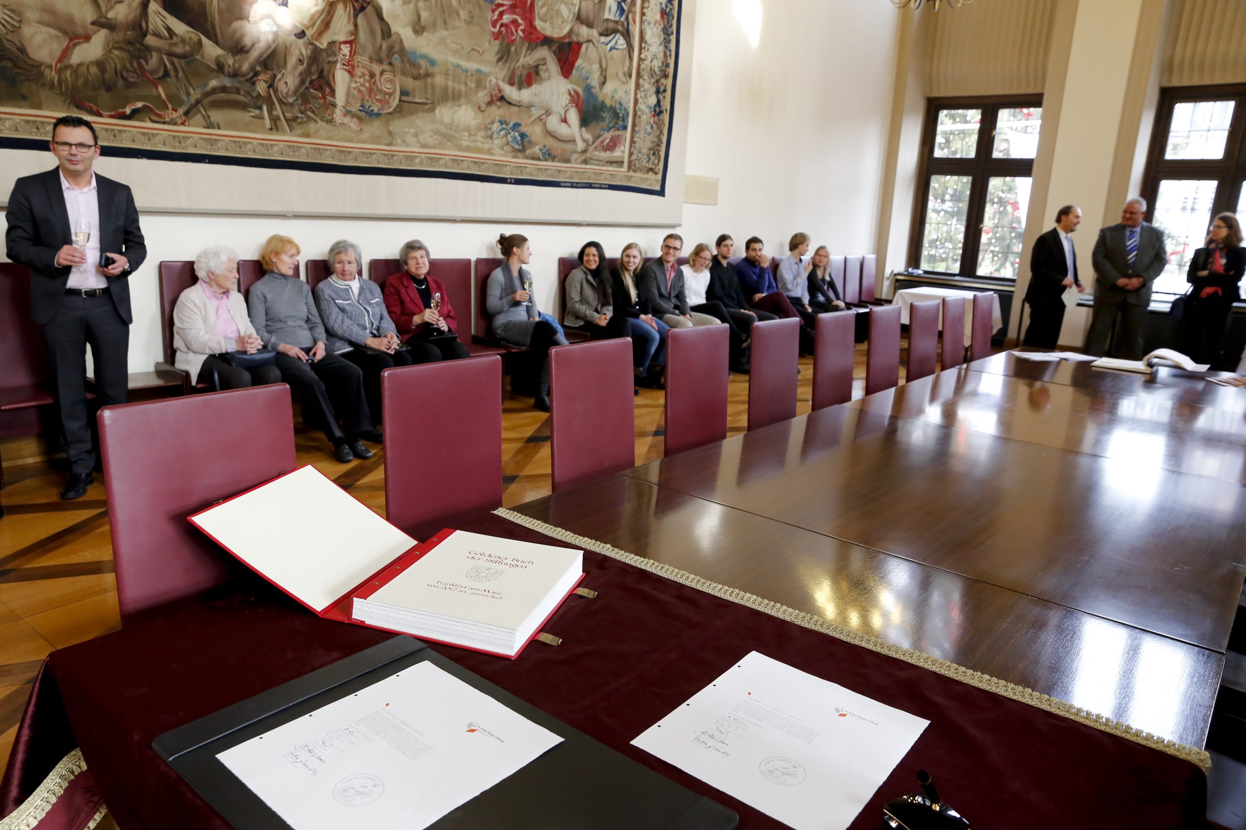 Eintrag ins Goldene Buch der Stiftungen der Stadt Frankfurt