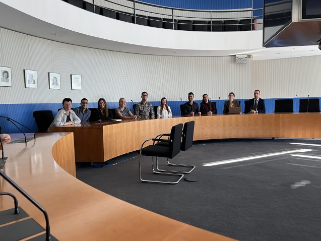 Stipendiaten der Dr. Arthur Pfungst-Stiftung und der Peter Fuld Stiftung im Bundestag Berlin September 2023
