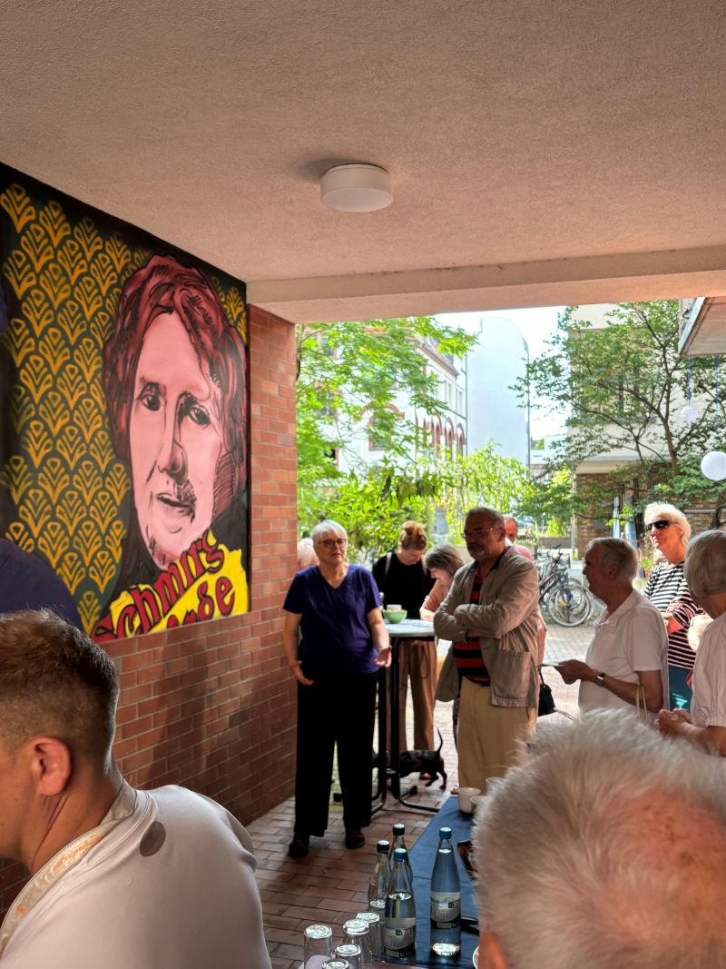 Einweihung: Neues Wandbild erinnert an Familie Pfungst