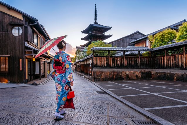Frau in japanischem Kimono vor der Yasaka-Pagode in Kyoto, Japan